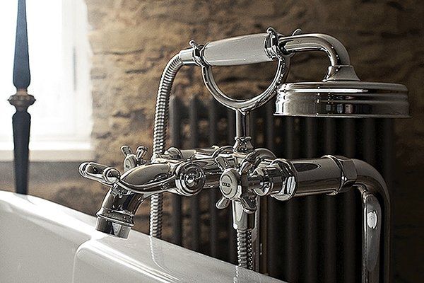 Фото Напольный смеситель для ванны Axor Montreux 16547000 с душевым гарнитуром
