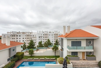 Жилой комплекс Moradia T3 Renovada em Condomínio com Piscina – Monte Estoril