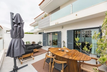 Жилой комплекс Moradia T3 Renovada em Condomínio com Piscina – Monte Estoril