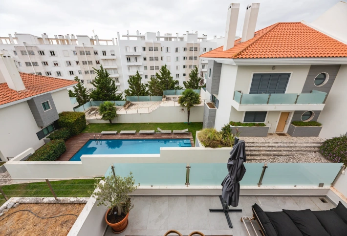 Жилой комплекс Moradia T3 Renovada em Condomínio com Piscina – Monte Estoril