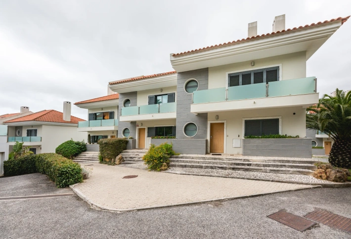 Жилой комплекс Moradia T3 Renovada em Condomínio com Piscina – Monte Estoril