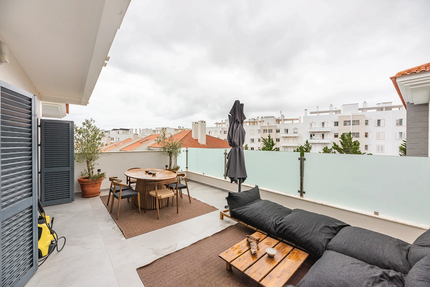 Жилой комплекс Moradia T3 Renovada em Condomínio com Piscina – Monte Estoril