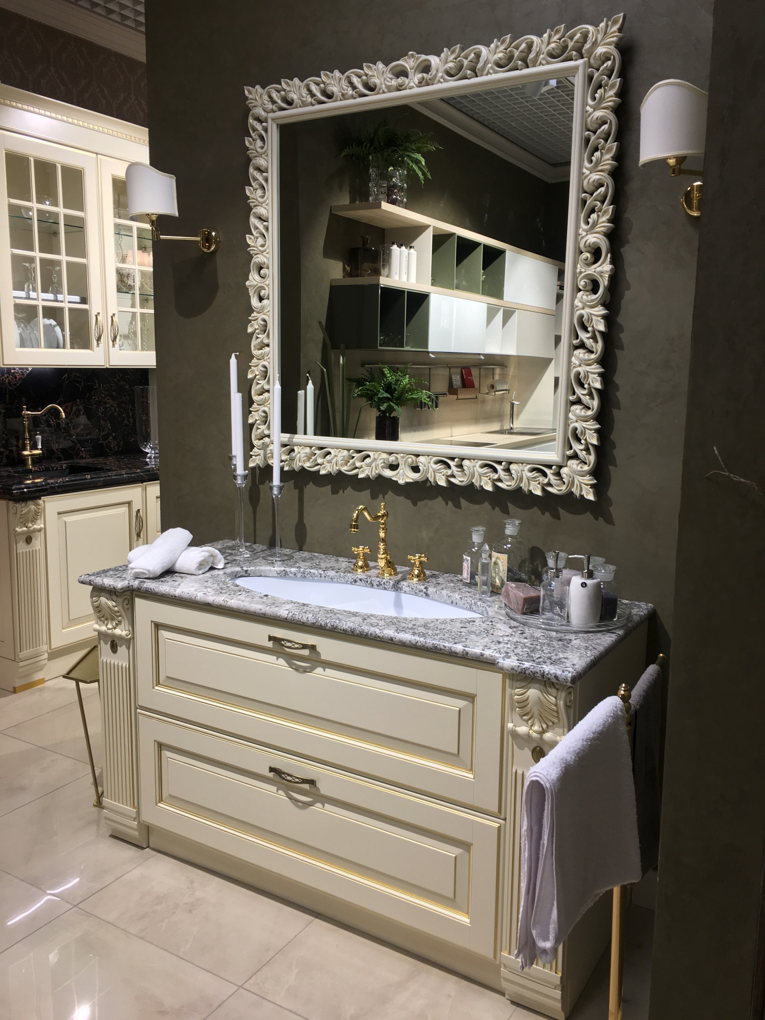Фото Комплект мебели для ванной комнаты Scavolini Baltimora RAL1013 ORO